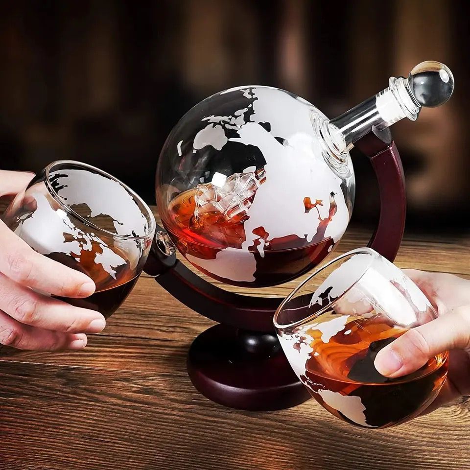 Set decantor The Earth, design glob pamantesc, 2 pahare cu imprimeu modern, materiale de calitate, 850 ml